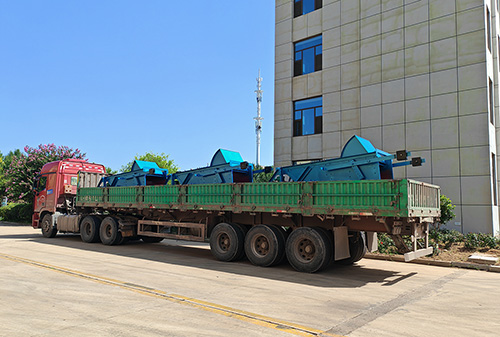 山東礦安機(jī)電生產(chǎn)的三臺(tái)往復(fù)式給煤機(jī)裝車發(fā)貨